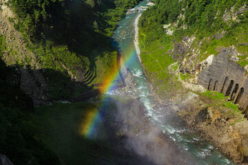 黒部ダム 放水で出来た虹