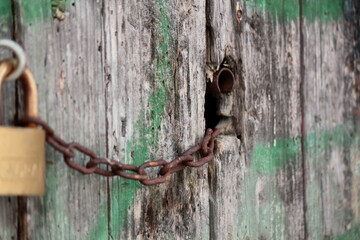 Cadena oxidada en una vieja puerta de madera