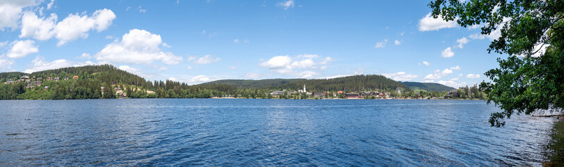 Panorama Landschaft am Titisee, Schwarzwald, Deutschland - Blick vom Ostufer über den See auf den Ort Titisee