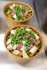 Préparation d'une poutine dans un food truck