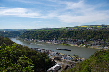 Fototapeta na wymiar The view from above of the village of St. Goar and St. Goarhausen and the Rhine 