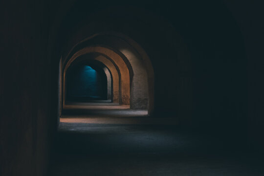 reisen, marokko, ,nordafrika, gef&auml;ngnis, stufen, treppe, tor, licht, sonne, freihheit, katakomben, ausweg, tor, t&uuml;r, tunnel, fes, cara, tunnelsystem, dunkelheit, licht, schatten, s&auml;ulen, gem&auml;uer, wand