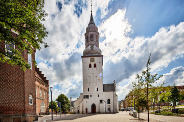 Obraz premium tall white church tower with gold clock