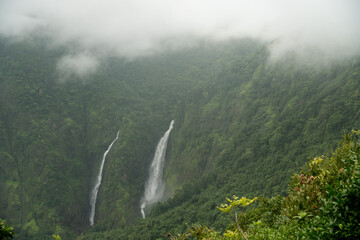 Clouds rolling in over the waterfalls - obrazy, fototapety, plakaty