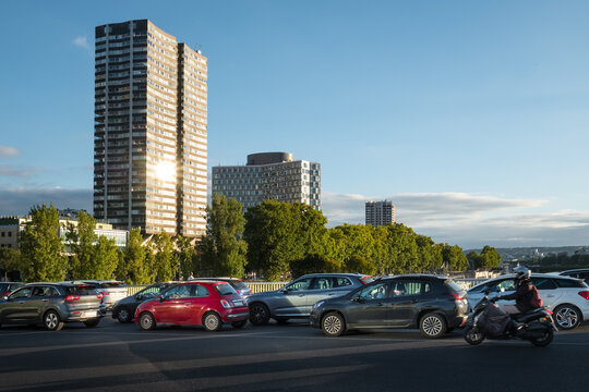Un embouteillage de voitures aux heures de pointe &agrave; Paris