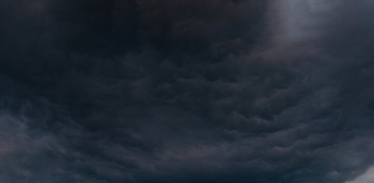 たれ込める暗雲 乱層雲 パノラマ 日本
