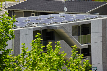 日本のアパートの屋上の太陽光発電パネルの様子