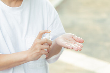 アルコール消毒する人