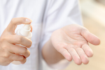 アルコール消毒する人