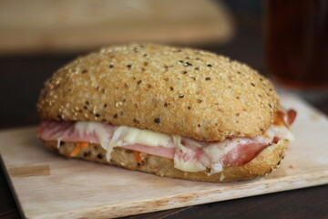 Chapata de jamón y queso