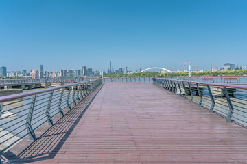 Obraz premium A pier along the Huangpu river in Shanghai, China.
