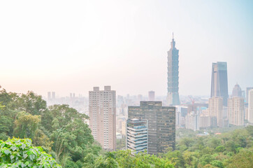 Obraz premium Landscape view of the city of Taipei in Taiwan from the elephant trekking trailing hill. City among the natural landscape