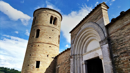 Abbazia romanica nella valle del chienti nelle marche