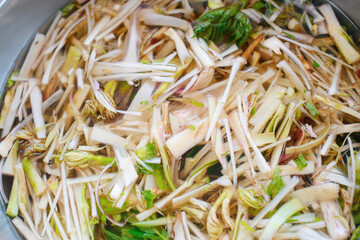 香り豊かな春の山菜「山うど」：水に浸してあく抜きをしている野菜のアップ