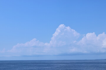 Fototapeta premium 晴れた青空と白い雲 と海