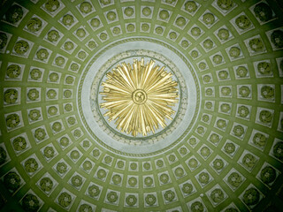 Sonne im Mosaik Gewölbe  Sonnengott Hintergrund grün gelb