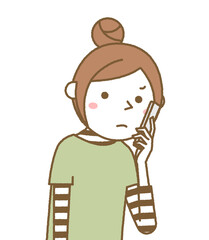 スマホをじっと見る若い女性　ママ