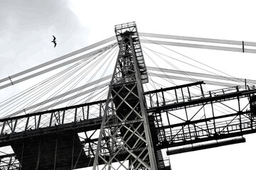 Newport Transporter Bridge, constructed in 1902 crosses the River Usk in Newport and is a grade 1 listed structure with cantilevered sections, the main girder truss gives it an overall length of 232m - obrazy, fototapety, plakaty