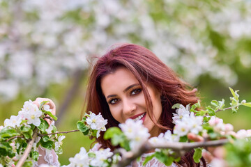 Naklejka premium Beautiful natural woman in the garden of apple
