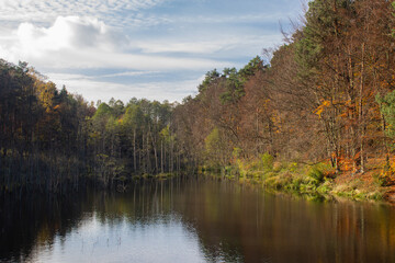 jesień nad jeziorem