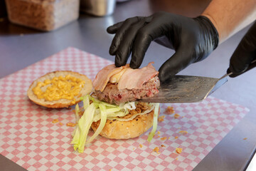 Préparation d'un hamburger