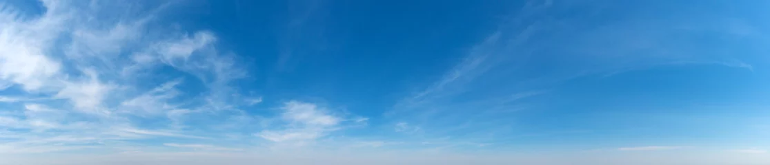 Foto op Plexiglas anti-reflex Blauwe hemelachtergrond met kleine wolken. Panorama achtergrond © Pakhnyushchyy