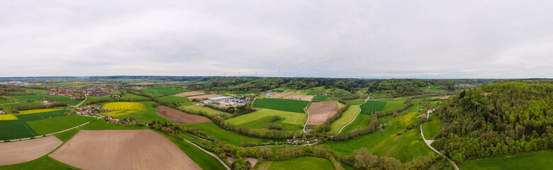 Panorama mit Rapsfelder und Windrad in Schwäbisch Hall