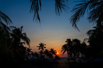 Atardecer con puesta del sol sobre el mar