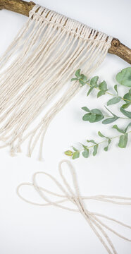 DIY Makramee, Handarbeit selber machen, Anleitung, Hobby, Baumwollfaden gebunden auf wei&szlig;em Untergrund