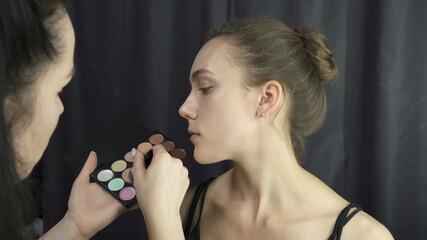 Video of master applying foundation make-up on face