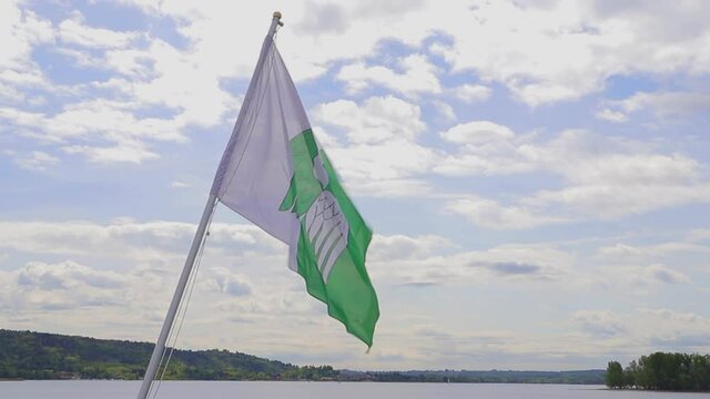 BANDIERA CHE SVENTOLA CON STEMMA DELLA CITTA' DI ARONA, ITALIA
