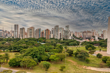 Naklejka premium Foto aerea de São Paulo, muitas arvores e a megalopole ao fundo