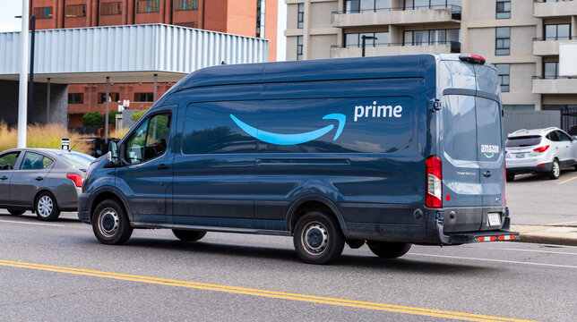 Amazon delivery van with the Amazon Prime logo in Memphis, TN