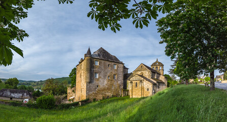 Lissac sur Couze (Corrèze, France) - Vue panoramique du château de Lissac et de l'église Saint Pierre - 432898726