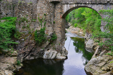 Fototapeta na wymiar Sous le pont du diable qui enjambe l'Ariège à Montoulieu (09000), département de l'Ariège en région Occitanie, France