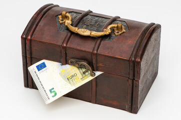 Holzkiste mit wenig Bargeld