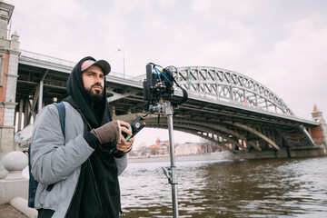 The focusing device turns focus on the set. The fokuspuler checks the sharpness of the frame of the...