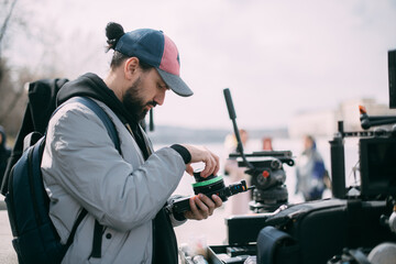 Obraz premium The focusing device turns focus on the set. The fokuspuler checks the sharpness of the frame of the playback during the filming of a movie