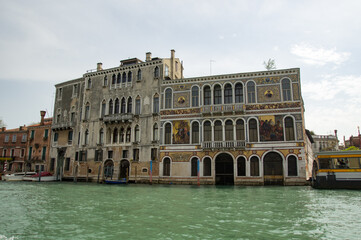 Fototapeta na wymiar historic building on the grand canal in Venice