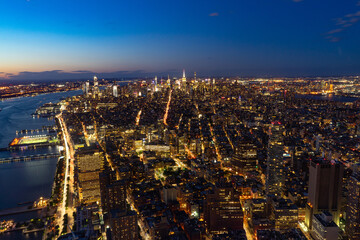 Die Nacht bricht ein über New York City. Fotografiert vom One World Trade Center Observatory