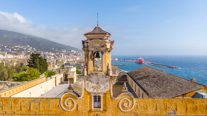 Vue en drone sur le clocher du palais des Gouverneurs avec en arrière plan, la ville et le port de...