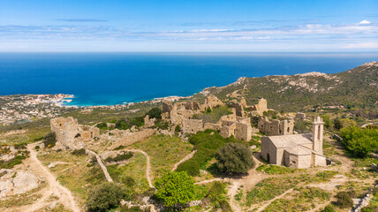 Vue en drone du village abandonné d’Occi. Il se situe au dessus de Lumio, en Balagne, niché sur un plateau à 377 mètres d’altitude offrant une vue panoramique époustouflante sur Calvi. 