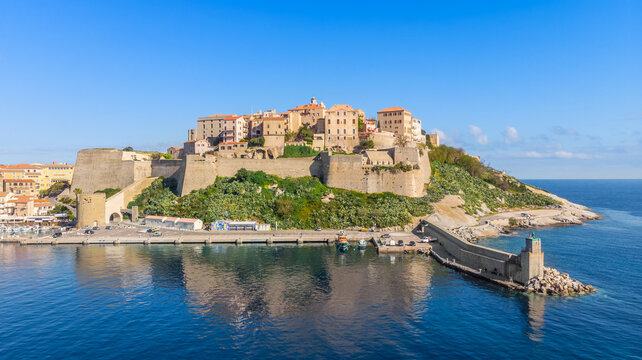 Vue en drone de la Citadelle de Calvi avec l'entr&eacute;e de son port