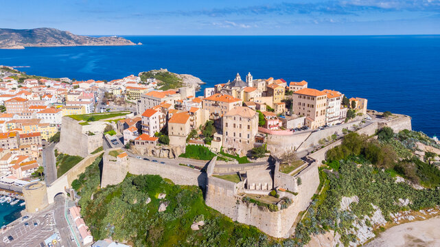 Vue en drone de la Citadelle de Calvi avec en arri&egrave;re plan la presqu'&icirc;l de la Revellata