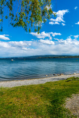 Sommerferien am schönen Bodensee mit blauen HImmel und schöner Wolkenstimmung 