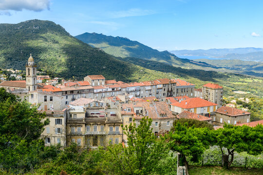 Village de Sart&egrave;ne en Corse.  Sart&egrave;ne a le rang de sous-pr&eacute;fecture de Corse-du-Sud. ll est, par sa superficie, la plus grande commune de Corse et la quinzi&egrave;me des communes de France m&eacute;tropolitaine. 