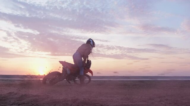An amateur motorcyclist tries to make a sharp spin with the rear wheel with a U-turn and fails.