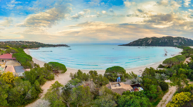 Vue panoramique en drone de la Baie de Santa Giulia. Elle se situe au sud du golfe de Porto-Vecchio. La plage de Santa Giulia est l&rsquo;une des plages les plus c&eacute;l&egrave;bres de la Corse du Sud. 
