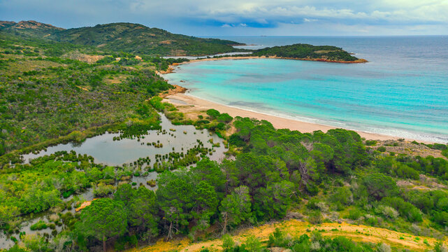 Plage de Losari, Le site s&rsquo;&eacute;tire sur environ 8 km de c&ocirc;te depuis la plage, l&rsquo;une des plus grandes du littoral balanin, Il offre une mosa&iuml;que de milieux tr&egrave;s vari&eacute;s