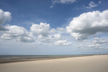 Fototapeta na wymiar sand place at low tide in Dunkirk, France